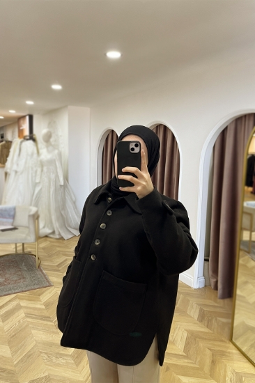 Düğmeli Siyah Kaban resmi